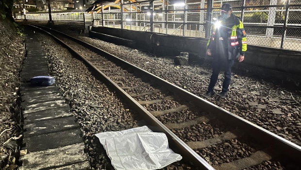 基隆市台铁三坑站附近9日傍晚发现有一具疑似人体头盖骨被弃置在铁轨旁 基隆市台铁三坑站附近9日傍晚发现有一具疑似人体头盖骨被弃置在铁轨旁