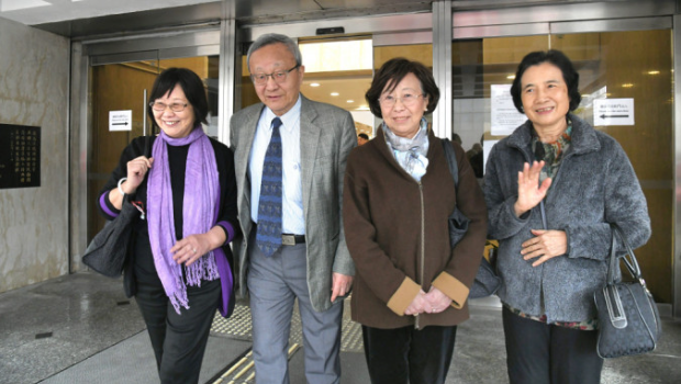 左起龚因心、龚仁心、龚中心和刘元春今日到庭应审 左起龚因心、龚仁心、龚中心和刘元春今日到庭应审