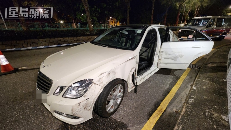 伤者的奔驰私家车被撞甩车门。
