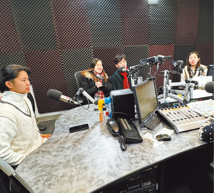 香港粤剧青年精英演员到星岛中文电台参加直播节目《焦点访谈》。