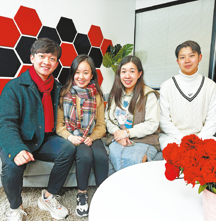香港粤剧青年精英演员录制星电视的《星岛会客室》节目。