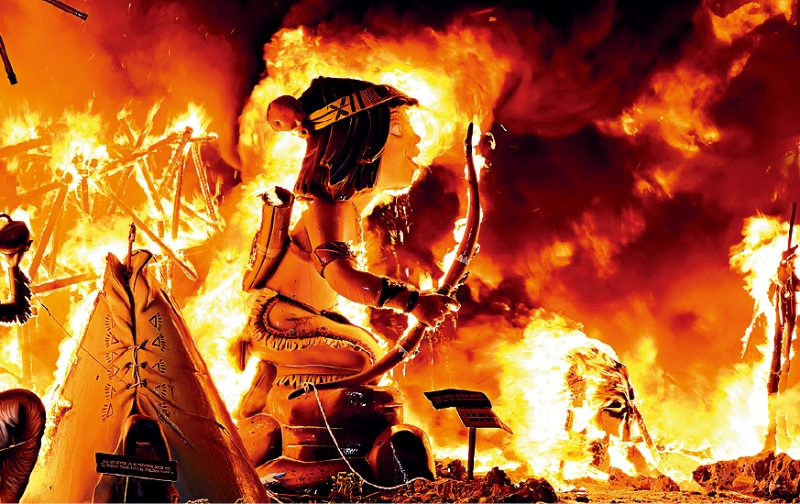 除却每年的冠军级法雅得以被保留及移送至博物馆,其余作品都会烧得一干二净。 除却每年的冠军级法雅得以被保留及移送至博物馆,其余作品都会烧得一干二净。