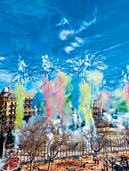 每天都可在市政厅广场看到大型烟火秀。 每天都可在市政厅广场看到大型烟火秀。