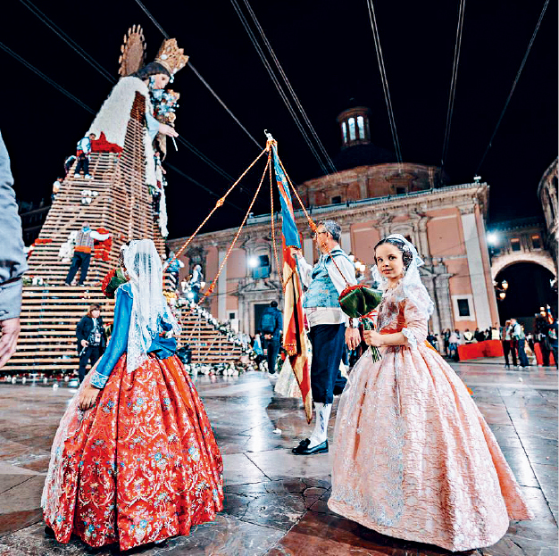 在3月17日及18日均会举行神圣的圣母献花仪式。 在3月17日及18日均会举行神圣的圣母献花仪式。