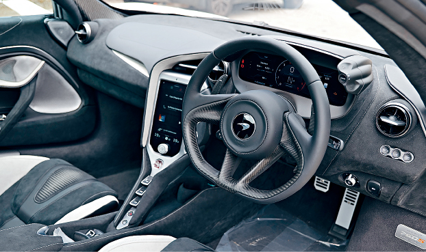 钟板全面革新,改用类似Artura的电子錶板及左右两边顶置模式掣。 钟板全面革新,改用类似Artura的电子錶板及左右两边顶置模式掣。