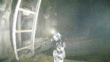 蛇形机械人在控制棒驱动机构(CRD)炉心进出口前入镜。 TEPCO 蛇形机械人在控制棒驱动机构(CRD)炉心进出口前入镜。 TEPCO