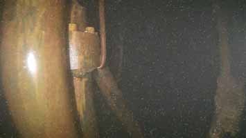 上下反转了的控制棒驱动机构(CRD)外壳。 TEPCO 上下反转了的控制棒驱动机构(CRD)外壳。 TEPCO