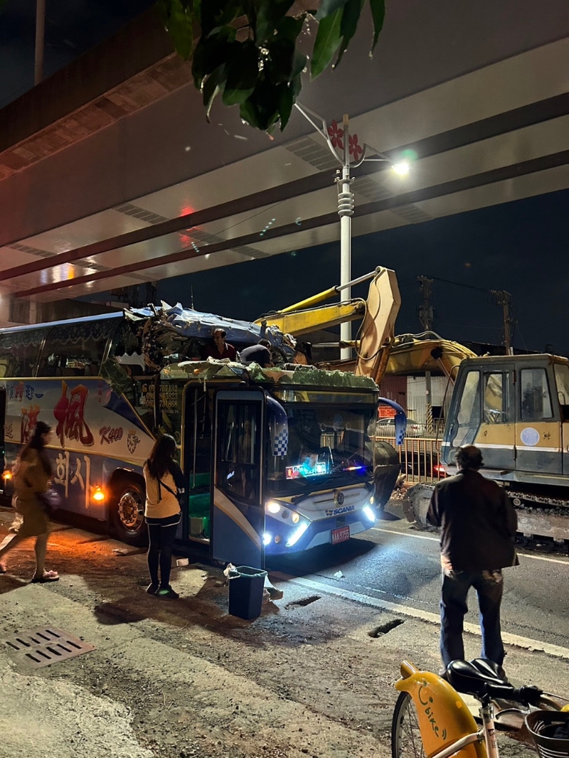 台湾高雄旅游车撞涵洞“车顶被削平”