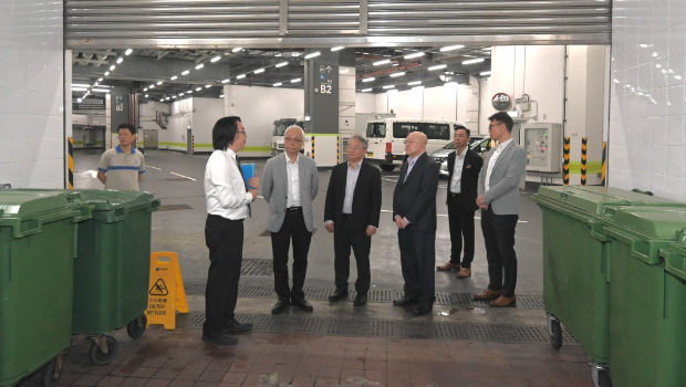 谢展寰(左二)视察“先行先试”计划的处所 谢展寰(左二)视察“先行先试”计划的处所