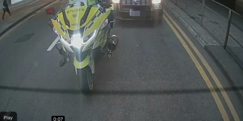 从车Cam画面标示的时间显示，事件发生于2月28日下午近6时，当时一名交通警员驾着电单车在路上行驶。