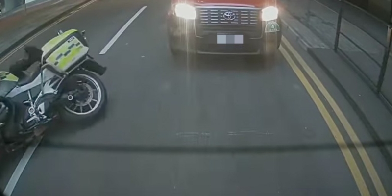 两车踫撞一刻，从短片中清晰听到“嘭”一声，然后警员的电单车随即倒地。
