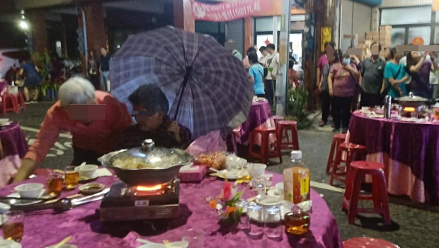 狂雨骤雨掀翻流水席 狂雨骤雨掀翻流水席