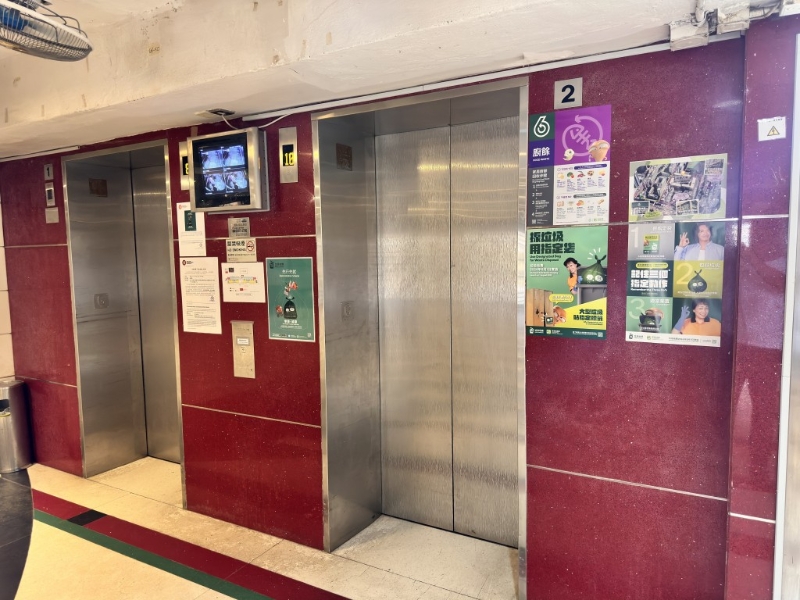 电梯大堂张贴垃圾征费宣传海报。