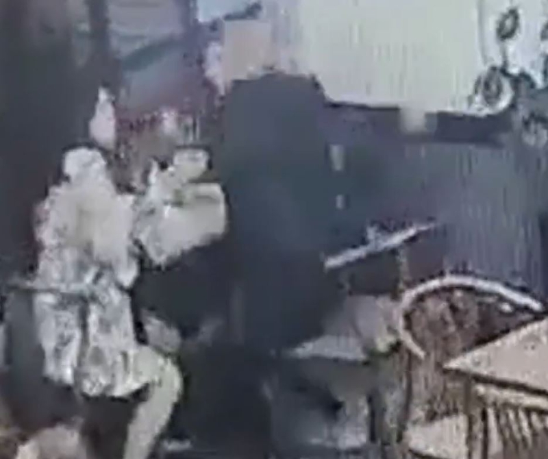 女子拒绝男子替其买单。 女子拒绝男子替其买单。