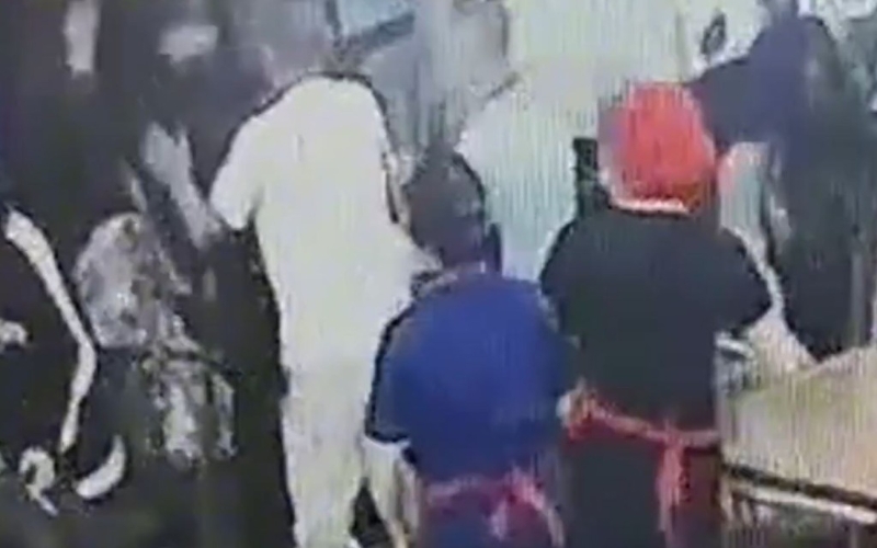 店员出言劝阻。 店员出言劝阻。