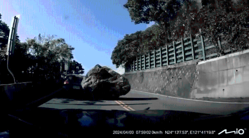 巨石滚下当场击中蓝车车尾。 巨石滚下当场击中蓝车车尾。