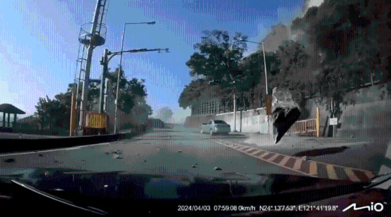 差点击中倒退汽车 差点击中倒退汽车