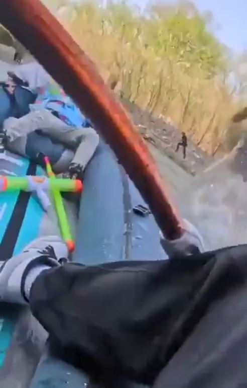 网民李先生在安徽和2名年幼儿子划艇 网民李先生在安徽和2名年幼儿子划艇