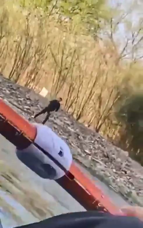 景区人员扔石袭击 景区人员扔石袭击