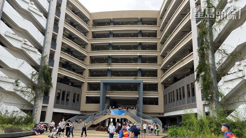 曾咀灵灰安置所现场人头涌涌 曾咀灵灰安置所现场人头涌涌