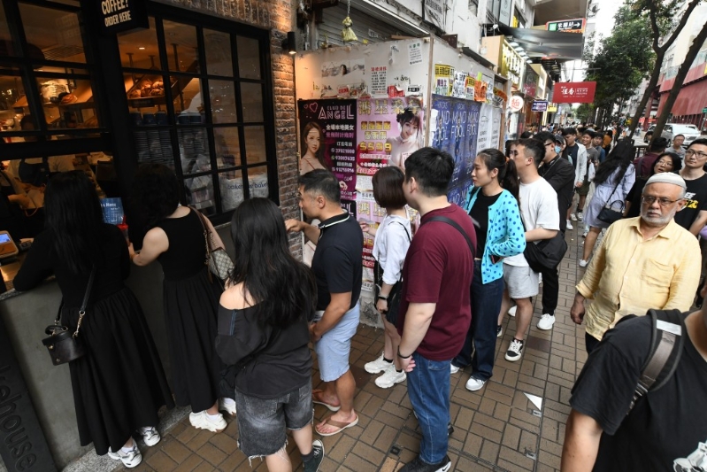 尖沙咀人气饼店深受游客喜爱。 何健勇摄