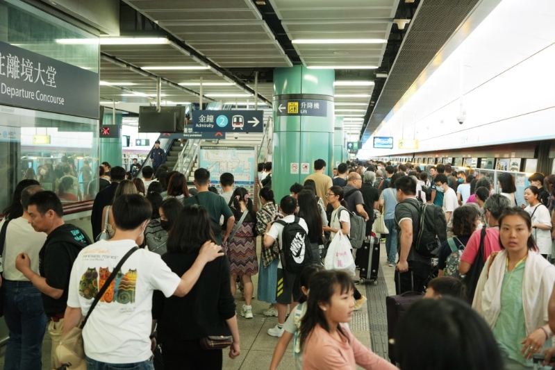 刚过去的复活节假期,落马洲挤满北上人潮。 资料图片 刚过去的复活节假期,落马洲挤满北上人潮。 资料图片