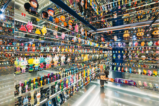 Mirror Room展出了700多件Kasing的珍藏搪胶玩具。 Mirror Room展出了700多件Kasing的珍藏搪胶玩具。