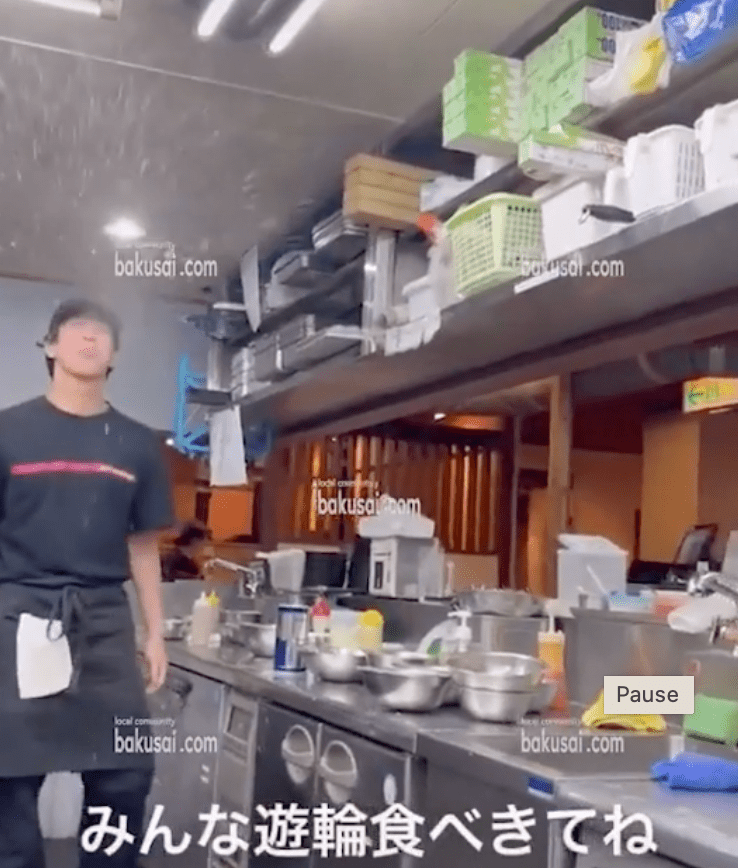 之后向着厨房通道喷出口中的液体,而前面摆满了食材。 之后向着厨房通道喷出口中的液体,而前面摆满了食材。