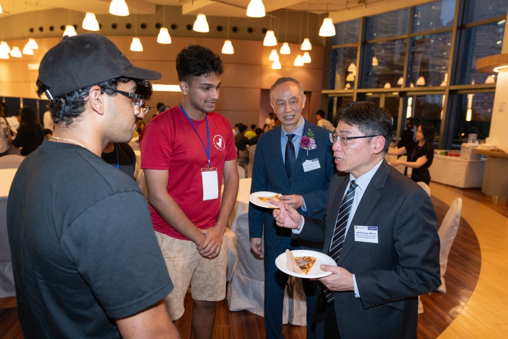 林世雄在迎新派对上与参赛的新加坡同学交流 林世雄在迎新派对上与参赛的新加坡同学交流