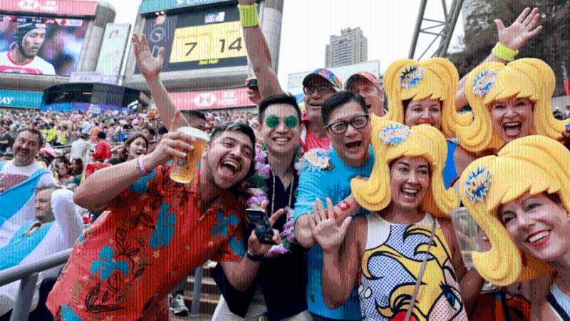 邓炳强冒雨入场撑港队 邓炳强冒雨入场撑港队