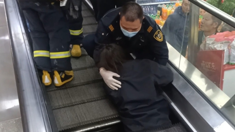 救援人员当日尽力将女子救出。 救援人员当日尽力将女子救出。