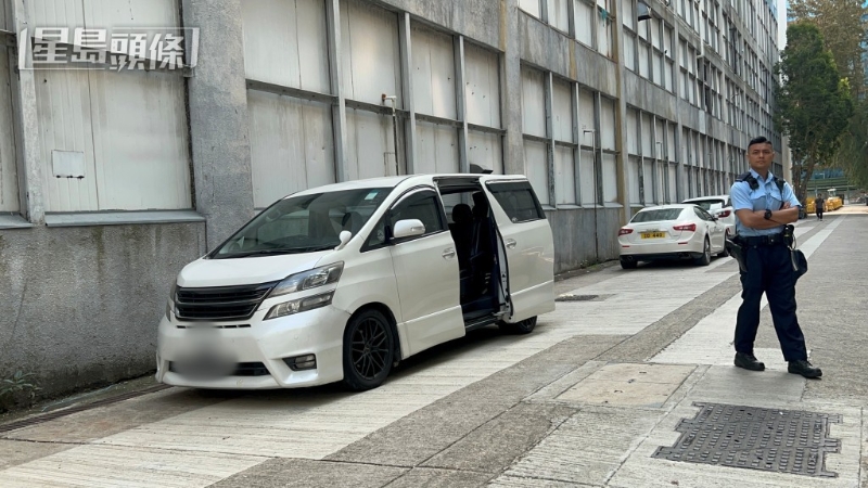 警员封锁现场调查。 警员封锁现场调查。