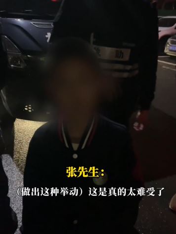 民警到场批评教育张先生的9岁子 民警到场批评教育张先生的9岁子