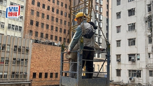 工人将居民救走 工人将居民救走