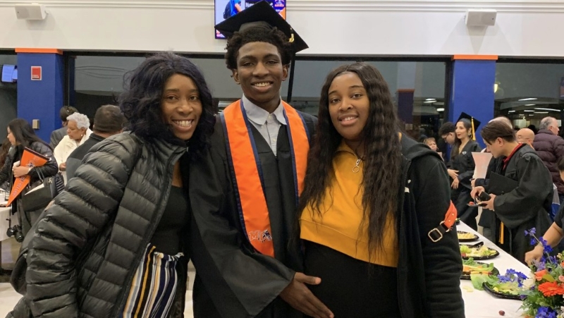 里德(中)在41秒内被警察开96枪身亡。 美联社 里德(中)在41秒内被警察开96枪身亡。 美联社