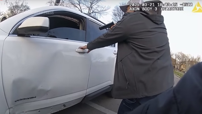 其中一名警员举枪要求里德开门,当时车窗半降,车门打不开。 美联社 其中一名警员举枪要求里德开门,当时车窗半降,车门打不开。 美联社