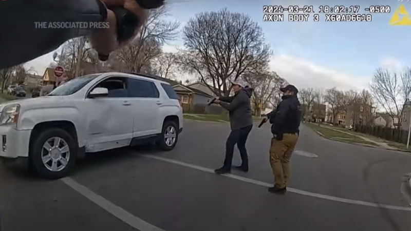 另一角度可见4名警员同时持枪戒备。 美联社 另一角度可见4名警员同时持枪戒备。 美联社