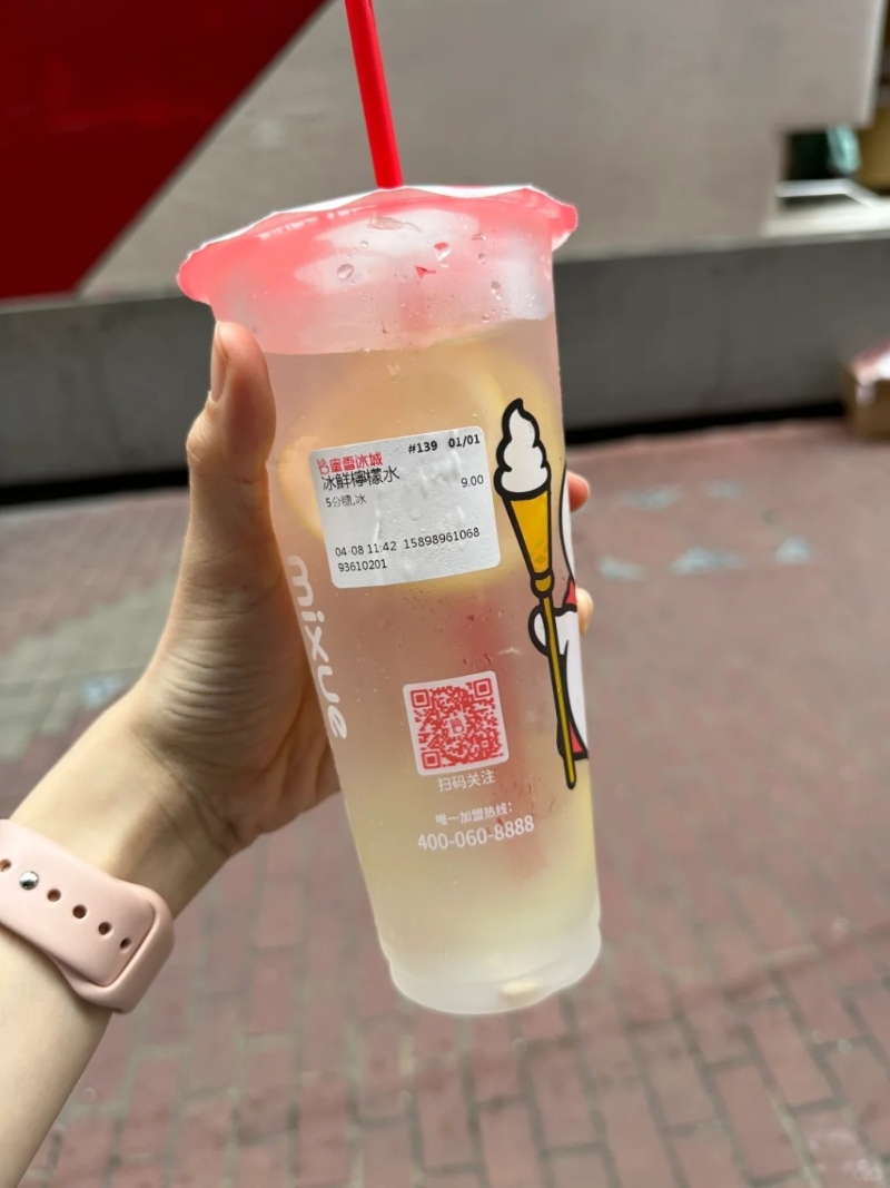 香港蜜雪冰城的柠檬水卖$9。