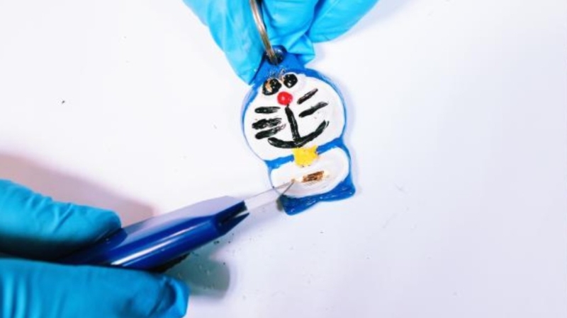 有旅客用黄金制成不同卡通人物造型吊饰。 有旅客用黄金制成不同卡通人物造型吊饰。