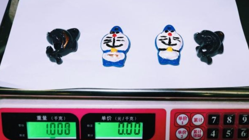 有旅客用黄金制成不同卡通人物造型吊饰 有旅客用黄金制成不同卡通人物造型吊饰