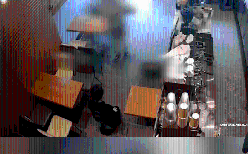 恶女大闹餐厅5分钟逼店长下跪 恶女大闹餐厅5分钟逼店长下跪