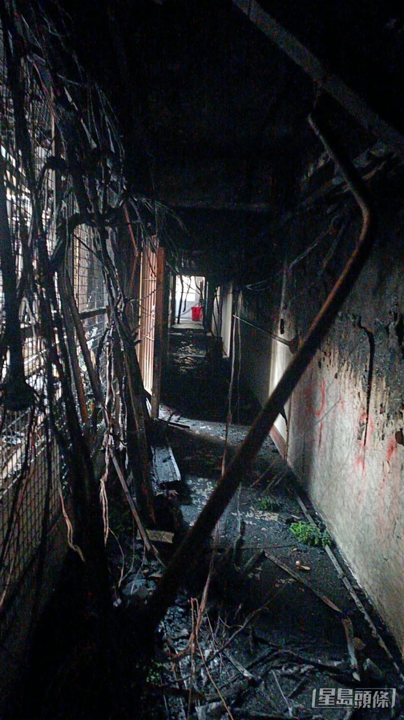 走廊杂物烧得熔熔烂烂。