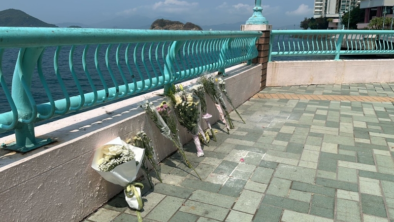 有街坊在现场摆放十多束鲜花及丝带,悼念阿良这位救人英雄。 有街坊在现场摆放十多束鲜花及丝带,悼念阿良这位救人英雄。