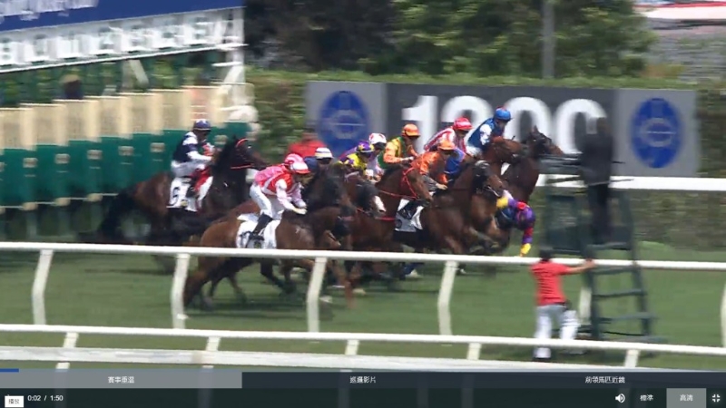 第11线战斗英雄骑师陈嘉熙甫一出闸即堕马。 马会赛事重温片段 第11线战斗英雄骑师陈嘉熙甫一出闸即堕马。 马会赛事重温片段