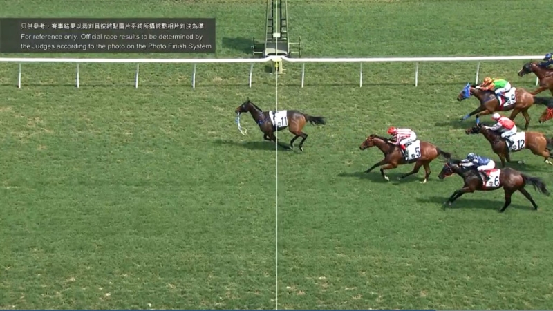 马匹最终由最尾位置上至首名冲线。 马会赛事重温片段 马匹最终由最尾位置上至首名冲线。 马会赛事重温片段