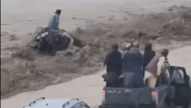 有汽车被洪水围困 有汽车被洪水围困