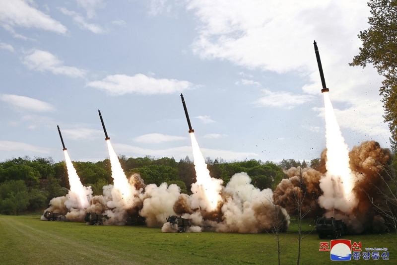 朝鲜进行进行超大型火箭炮发射训练现场照片。
