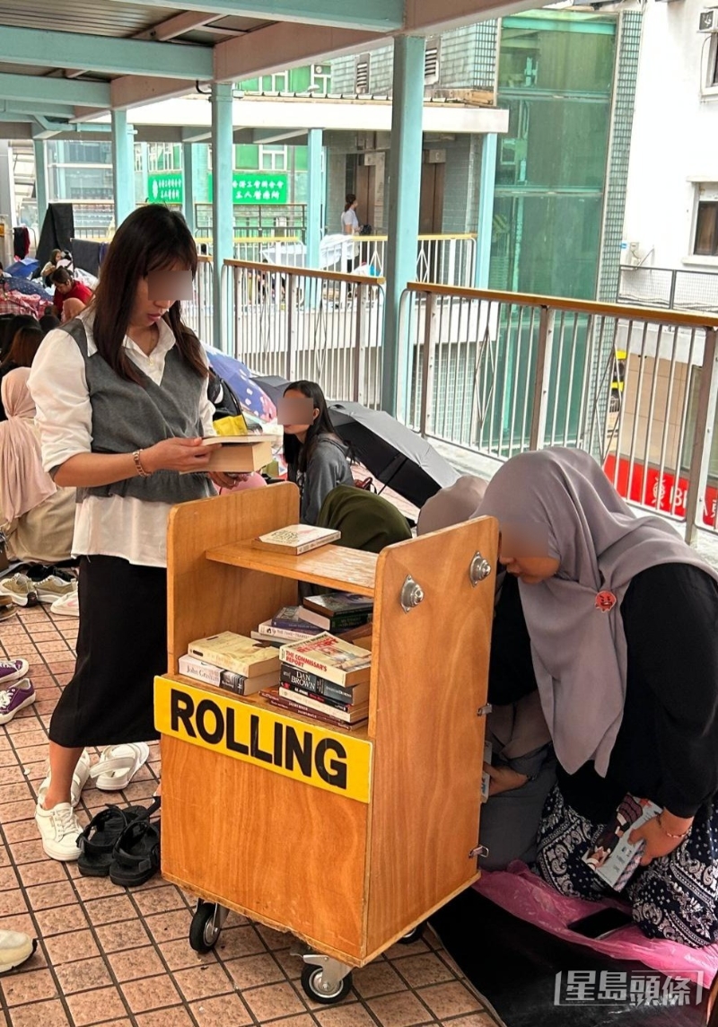 团队在旺角天桥向外佣派书,推广阅读。 团队在旺角天桥向外佣派书,推广阅读。