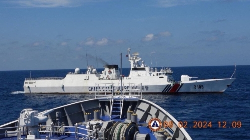 中国海警船驱离菲律宾舰艇
