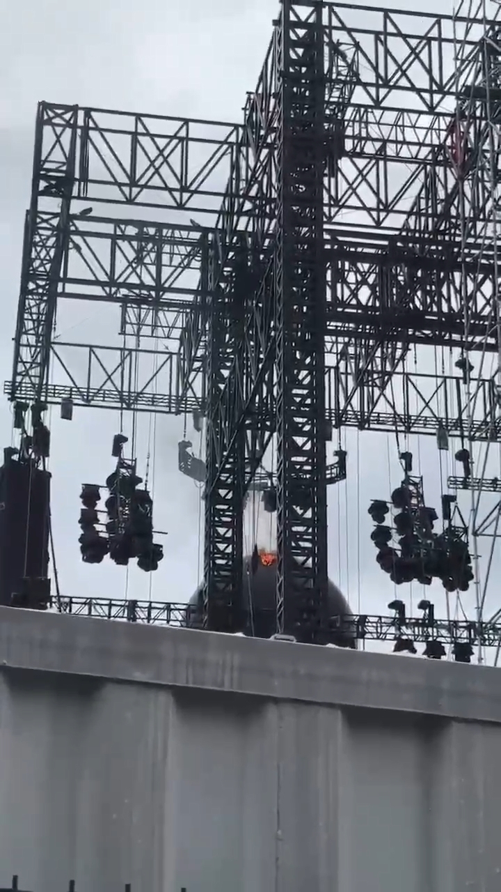 五月天香港演唱会舞台起火! 五月天香港演唱会舞台起火!